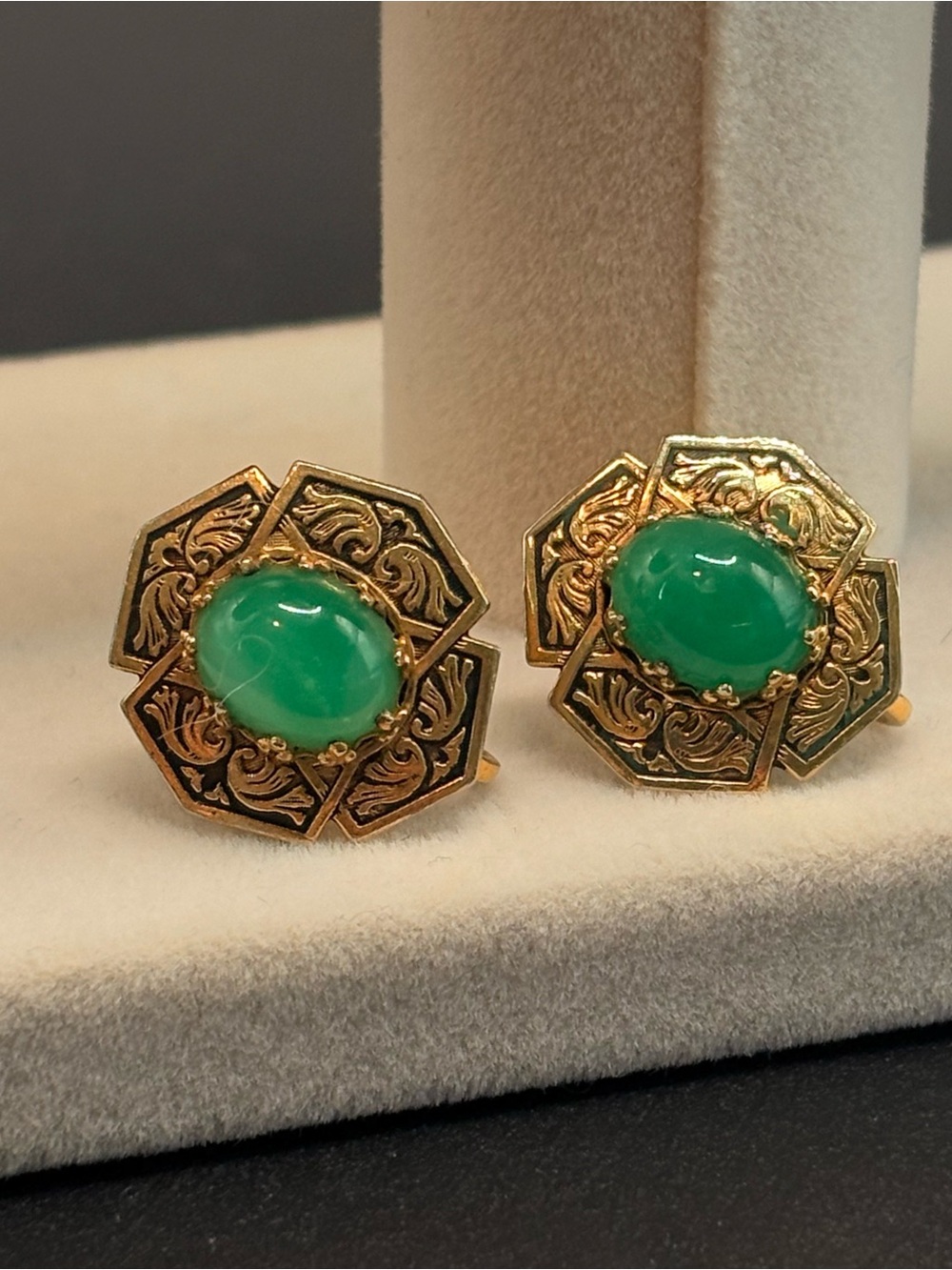 Vintage 1940s Green Chrysoprase Glass Screw Back Earrings Gold Tone Floral